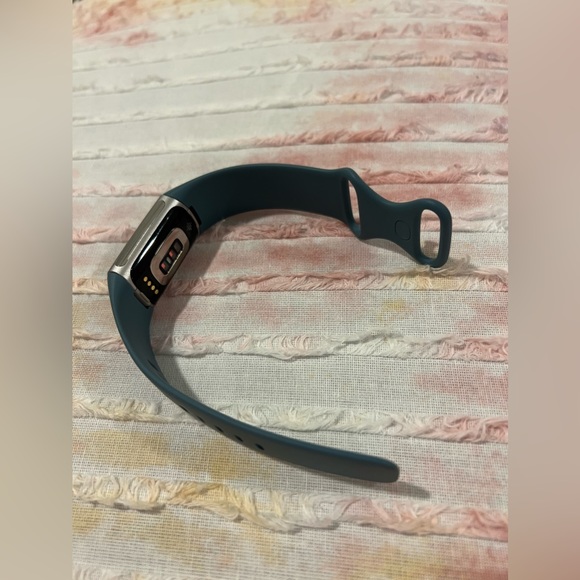 Fit Bit Charge 5 - Picture 2 of 5